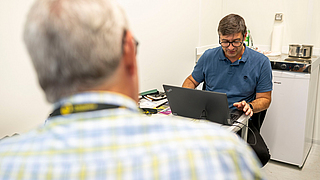 Inzwischen ist auch sein Kollege Christian Markmann-Lange eingetroffen und die beiden stimmen den Tagesablauf miteinander ab. | © Martin Hangen München Oktoberfest 2025